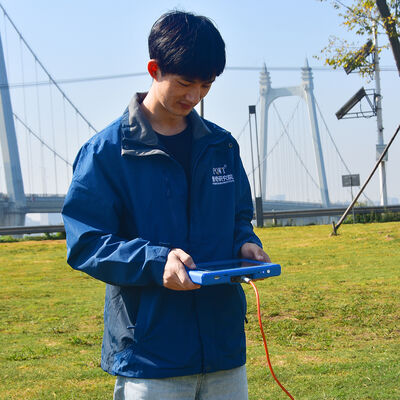 PQWT TC150 ভূগর্ভস্থ জলের ডিটেক্টর 150 মিটার গভীরতা 7 ইঞ্চি টাচ স্ক্রিন এবং ভূতাত্ত্বিক জলের সমীক্ষার জন্য ট্রিপল ফ্রিকোয়েন্সি সহ